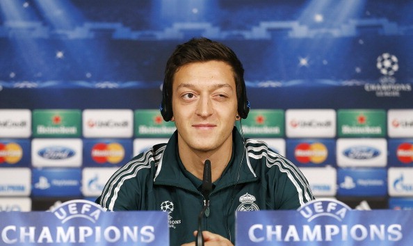 Tiền vệ Mesut Oezil của Real cho biết sẽ ủng hộ cả Ronaldo và Casillas giành danh hiệu Quả bóng vàng FIFA 2012.