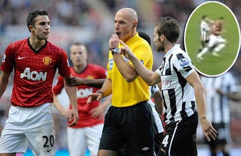 Cũng trong một tình huống tương tự trong trận gặp Newcastle ở vòng 7 Premier League, Van Persie đã vung tay đánh nguội tiền vệ Yohan Cabaye nhưng trọng tài Howard Webb đã không quan sát thấy tình huống đó và FA cũng đã không có án phạt nào với ngôi sao người Hà Lan.