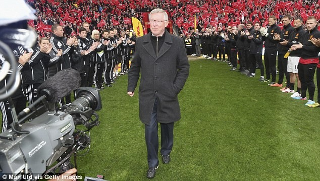 Sir Alex bước ra trong tiếng vỗ tay không ngớt của gần 80.000 CĐV có mặt tại Old Trafford.