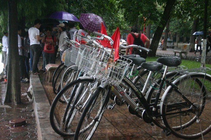Tạm dừng hành trình đạp xe vì môi trường trong ngày quốc khánh để trú mưa