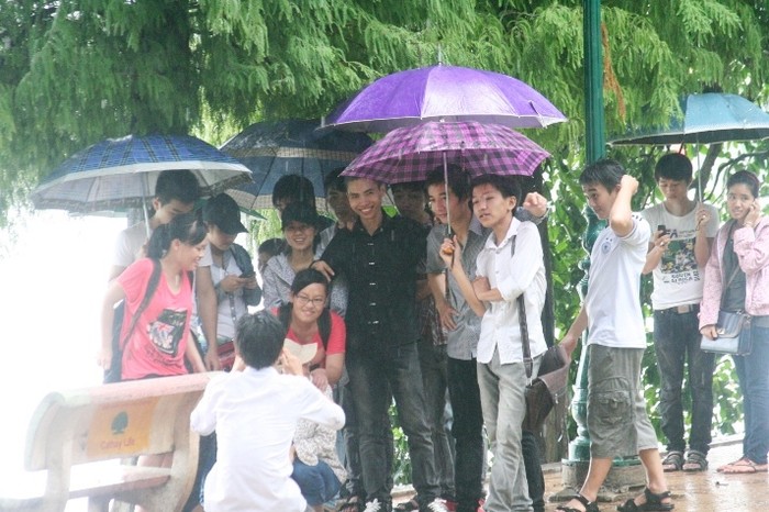 Trú mưa nhưng nhiều bạn trẻ vẫn không quên chụp cho mình những bức ảnh kỷ niệm