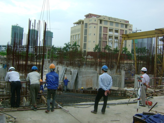 Tuy nhiên sau 2 năm khởi công, đến nay công trình này mới chỉ triển khai phần móng. Nguyên nhân của sự chậm trễ theo nhận định có liên quan đến Vinaconex.