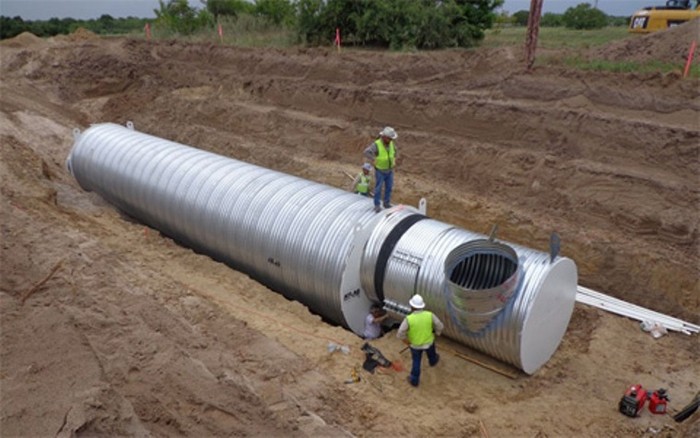 Những chiếc hầm trú ấn hình trụ tròn, được sản xuất tại cơ sở của Ron tại bang California, có đường kính 3,048 m và dài 15,24 m. Các hầm trú ẩn này có những ống thoát hiểm với các cửa sập chỉ có thể được mở từ bên trong, cũng như những khoảng không chống nhiễm xạ được bịt kín giữa lối vào và khu sinh hoạt.