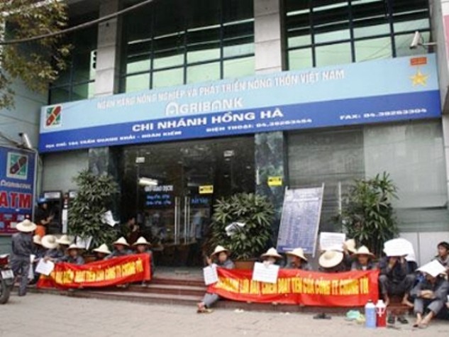 Chi nhánh Agribank Hồng Hà trong một lần bị khách hàng khiếu kiện.