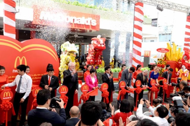 Quang cảnh buổi lễ khai trương cửa hàng McDonald’s đầu tiên tại TP HCM (ảnh Thanh Niên)