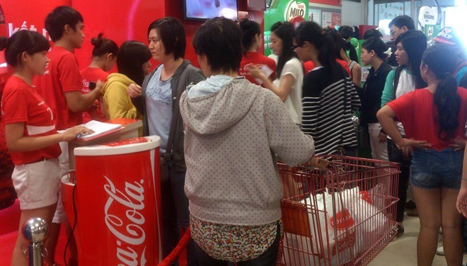 Nhiều người xếp hàng mới mua được lon Coca Cola có khắc tên mình hoặc bạn bè. Ảnh minh họa.