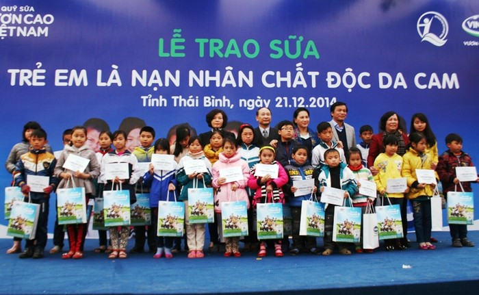 Phó Chủ tịch Quốc hội Nguyễn Thị Kim Ngân, Chủ nhiệm Văn phòng Quốc hội Nguyễn Hạnh Phúc, Bộ trưởng Bộ Lao động Thương binh và Xã hội (LĐTB&amp;XH) Phạm Thị Hải Chuyền vàđại diện Vinamilk trao quà cho các cháu học sinh tại tỉnh Thái Bình.