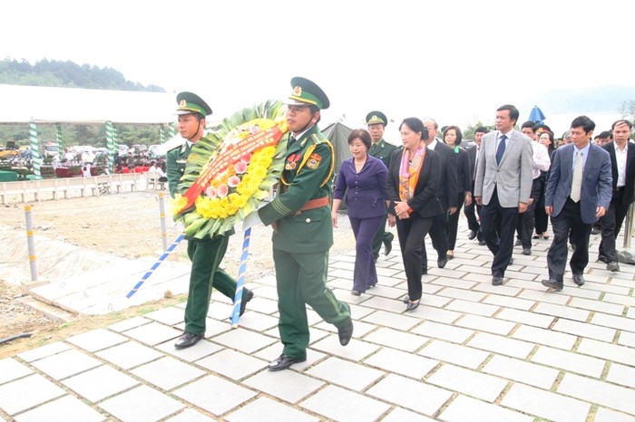 Đoàn công tác Quốc hội do Phó Chủ tịch Quốc hội nước CHXHCN Việt Nam Nguyễn Thị Kim Ngân dẫn đầu đã viếng và thắp hương mộ cố Đại tướng Võ Nguyên Giáp. Nơi an nghỉ của Đại tướng Võ Nguyên Giáp, một thiên tài quân sự lỗi lạc của nhân dân cả nước và thế giới, Vũng chùa, đảo Yến có núi Mũi Rồng hướng ra biển, với người Quảng Bình là vùng đất rất linh thiêng, được bao bọc bởi triền cát mênh mông trải dài tít tắp, cảnh vật hoang sơ thanh bình.