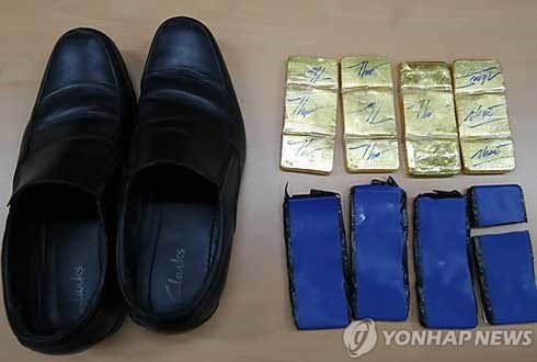 Báo chí Hàn Quốc cho biết, vàng được phát hiện trong giày của tiếp viên và phi công Vietnam Airlines. Ảnh: Yonhap news.