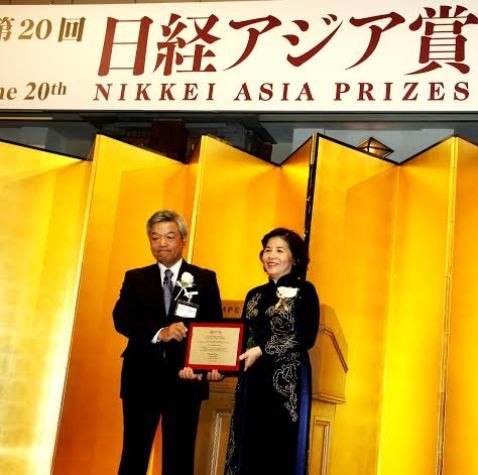 Bà Mai Kiều Liên, Chủ tịch Hội đồng quản trị kiêm Tổng giám đốc công ty cổ phần sữa Việt Nam – Vinamilk nhận giải thưởng Nikkei lần thứ 20 trong lĩnh vực “Kinh tế và đổi mới doanh nghiệp”.