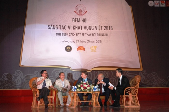 Các diễn giả giao lưu cùng các bạn sinh viên trong “Đêm hội sáng tạo vì khát vọng Việt 2015” từ trái qua phải TS. Hoàng Anh Tuấn, Viện trưởng Viện chiến lược, Bộ ngoại giao; TS. Vương Quân Hoàng, Chuyên gia Kinh tế cao cấp, ông Alexander Wendt, Trưởng ban Kinh tế của tờ DER FOCUS và ông Hans Kaiser, Bộ trưởng các vấn đề Châu Âu, bang Thuringia