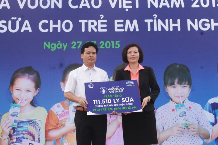 Vinamilk trao tặng biểu tượng 111.510 ly sữa tương đương 520 triệu đồng cho Quỹ Bảo trợ trẻ em tỉnh Nghệ An.