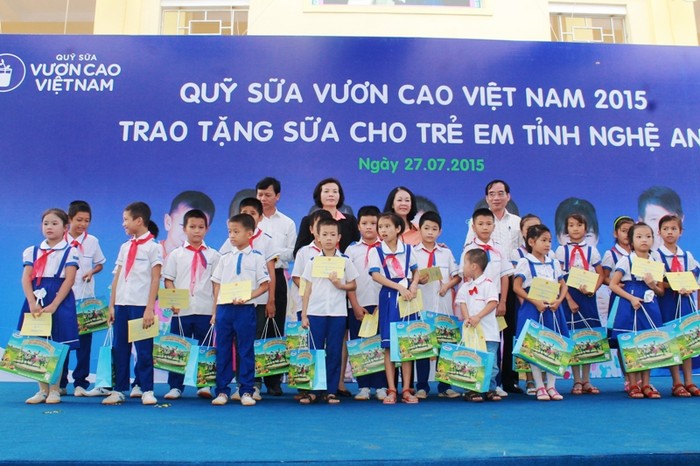 Các đại biểu trao quà và học bổng 1 triệu đồng của Vinamilk cho các em học sinh gia đình chính sách Nghệ An.