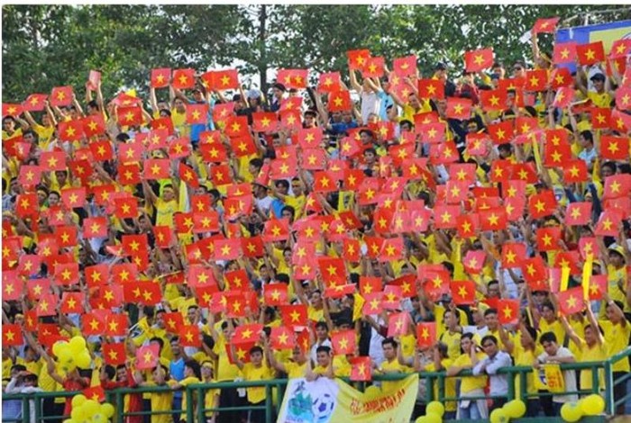 Các fan của FLC Thanh Hóa chờ đợi trận chung kết với B. Bình Dương và có sự chuẩn bị rất kỹ. Những lá cờ được phát tới từng CĐV để tạo hình trên khán đài.
