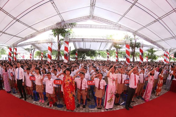 Toàn thể học sinh, giáo viên cùng nghiêm trang chào cờ.