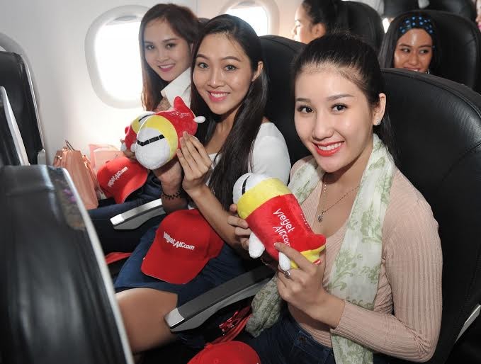 Người đẹp vui mừng với những món quà ý nghĩa của Vietjet.