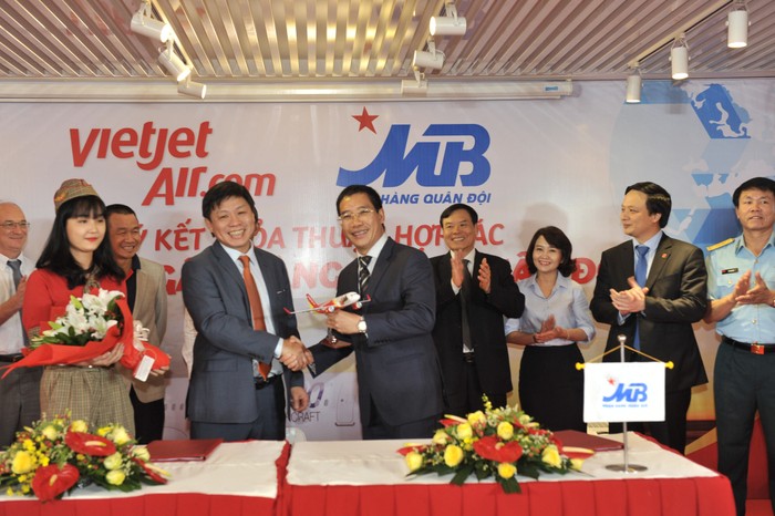 Đại diện Vietjet trao quà lưu niệm (mô hình máy bay Airbus của Vietjet) cho đại diện MB