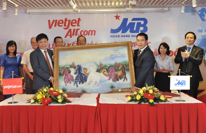 Đáp lại MB tặng Vietjet bức tranh &quot;Bát Mã truy phong&quot; với mong muốn Vietjet tiếp tục phát triển mạnh mẽ hơn nữa trên thị trường hàng không.