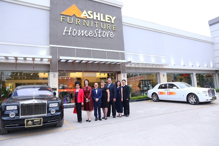Doanh nhân Dương Quốc Nam; bà Shari Wagner – Chủ tịch của Ashley Furniture từ USA và ông Robin – Vice President Sales, Asia chụp ảnh cùng với doanh nhân và nghệ sĩ.