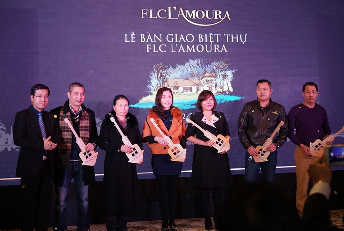 Ngày 26/12/2015, khu biệt thự FLC L’Amoura đã chào đón những cư dân đầu tiên nhận bàn giao nhà và dọn về ở để chuẩn bị đón Tết Nguyên Đán đầu tiên tạiFLC Sầm Sơn.