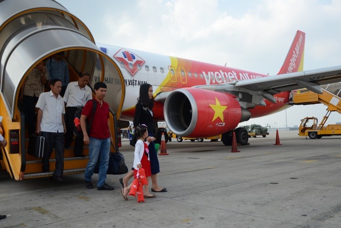 Vietjet dành tặng 50.000 vé siêu khuyến mại giá từ0 đồng vào 3 ngày vàng 6, 7, 8/01/2016 “Vui tiệc cổ tích – Cùng đón bất ngờ” áp dụng cho thời gian bay từ 15/01/2016 đến 31/12/2016 (trừ các ngày lễ tết).