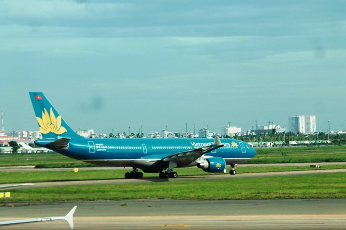 Máy bay của Hãng hàng không Vietnam Airlines lăn bánh trên đường băng sân bay Tân Sơn Nhất - ảnh: Hoàng Lực.