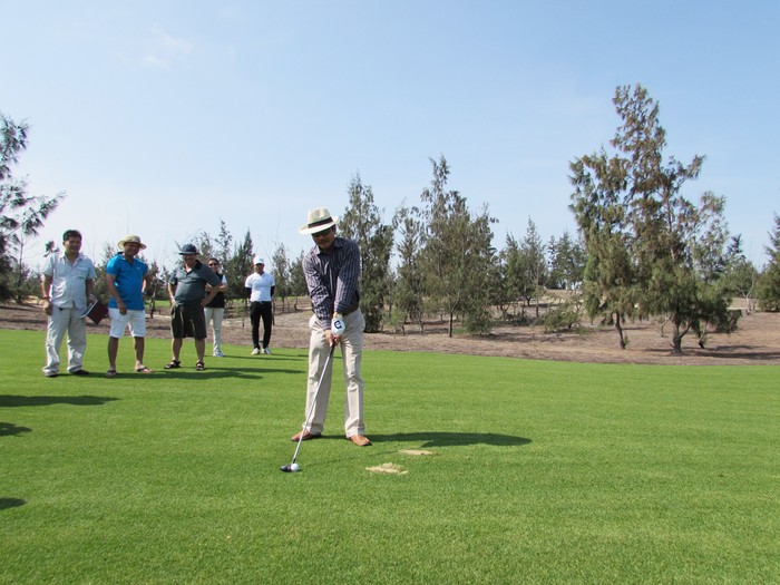 Ông Nguyễn Băng Tâm, Chủ tịch Hội doanh nghiệp Bình Thạnh thử đánh golf.