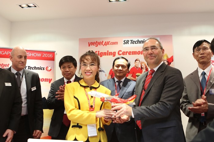 Tổng Giám đốc Vietjet tặng quà lưu niệm cho đại diện SR Technics