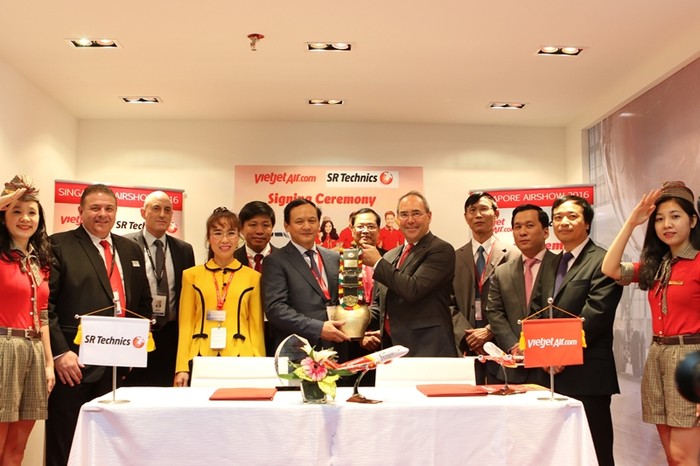 Đại diện Vietjet và SR Technics chụp hình lưu niệm cùng thứ trưởng Nguyễn Nhật.