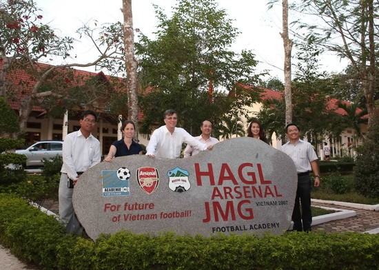 Đại sứ Úc thăm Học viện bóng đá HAGL Arsenal JMG