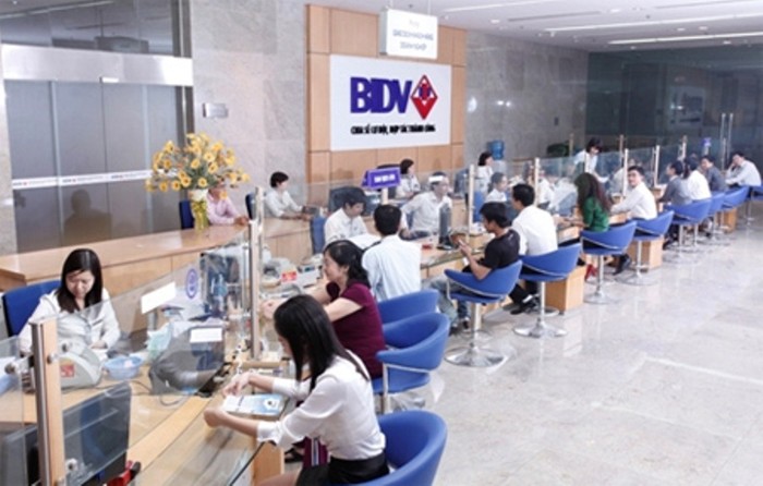 BIDV lãi 6.377 tỷ đồng sau thuế năm 2015 - ảnh khách hàng giao dịch tại BIDV/ nguồn ảnh: BIDV.