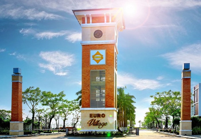 Cổng vào Euro Village.