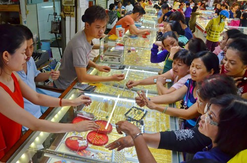 Giá vàng tăng ảnh hưởng tâm lý mua/ bán vàng của người dân, xu hướng tích trữ sẽ xuất hiện - ảnh nguồn báo NLD.