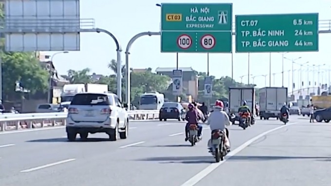 Cao tốc Hà Nội - Bắc Giang đoạn qua tỉnh Bắc Ninh không đủ tiêu chuẩn cao tốc khi không có đường gom nên cả xe máy ô tô cùng đi trên đường cao tốc - ảnh Pháp luật Việt Nam.