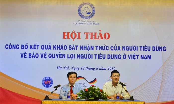 Ông Trịnh Anh Tuấn – Phó Cục trưởng Cục Quản lý cạnh tranh, Bộ Công Thương (bên phải ảnh) chia sẻ thông tin về kết quả khảo sát. Ảnh: H.Lực.