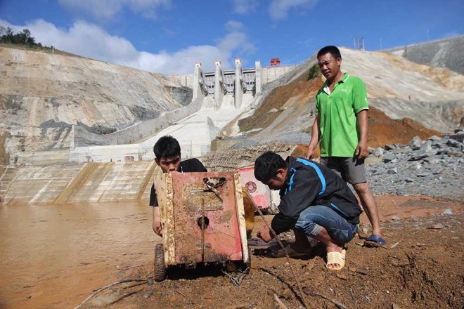 Vào thời điểm xảy ra sự cố, theo thống kê ban đầu có hai máy xúc, một xe cẩu cùng nhiều máy móc và sắt thép bị nước cuốn trôi.