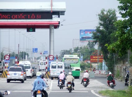 Quốc lộ 51, dự án gây nhiều tranh cãi vì chưa quyết toán, đơn vị đầu tư chưa đóng đủ vốn góp - ảnh Trạm thu phí trên Quốc lộ 51 (nguồn Báo Bà Rịa Vũng Tàu).