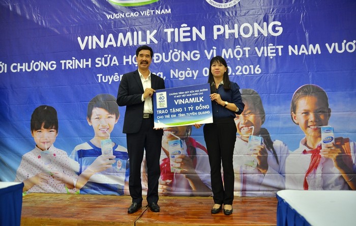 Ngoài ra, Vinamilk còn tặng riêng trẻ em tuyên quang 1 tỷ đồng chương trình sữa học đường.