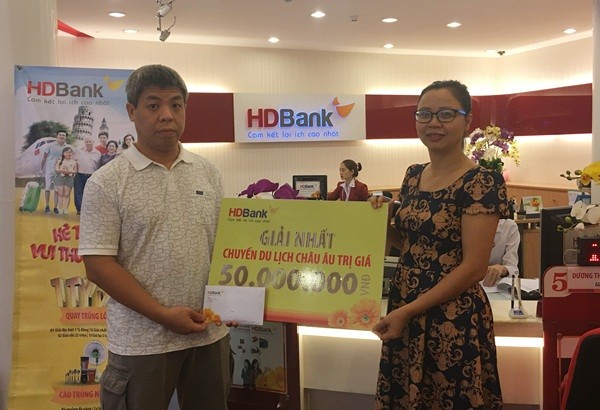 Đại diện HDBank trao giải nhất cho khách hàng Đinh Nguyễn Kim Long thuộc chi nhánh Sài Gòn.