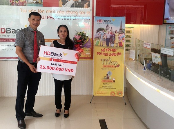 Đại diện HDBank trao giải nhì cho khách hàng Nguyễn Thị Lệ Hiền thuộc chi nhánh Quảng Nam.