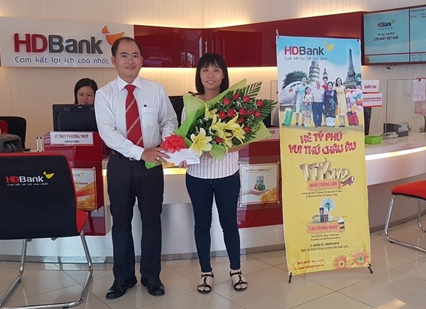 Đại diện HDBank trao giải khuyến khích cho khách hàng Phạm Thị Hòa thuộc chi nhánh Vĩnh Long.