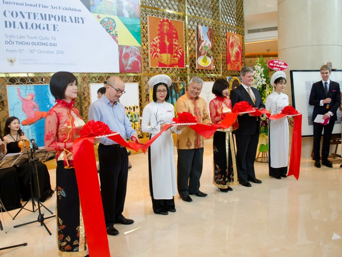 Căt băng khai mạc Triển lãm Tranh Quốc tế với chủ đề “Đối thoại đương đại”.