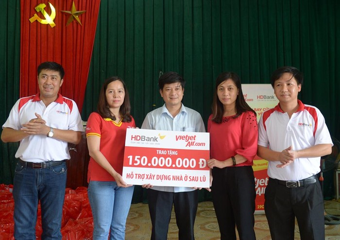 Đoàn cứu trợ của Ngân hàng HDBank và Vietjet trao kinh phí ban đầu xây tặng 5 căn nhà cho 5 hộ dân bị lũ quét (150 triệu đồng).