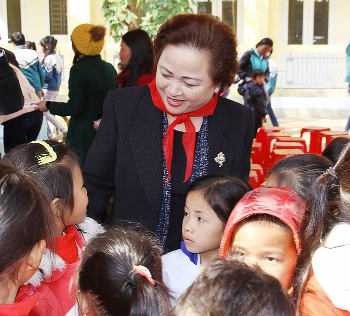 Bà Nguyễn Thị Nga trao học bổng trong chương trình từ thiện “Vì trẻ em Việt Nam” do báo Đầu tư tổ chức tại tỉnh Hòa Bình tháng 1/2015...