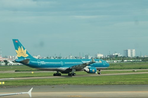 Máy bay Vietnam Airlines tại sân bay Tân Sơn Nhất - ảnh Hoàng Lực.