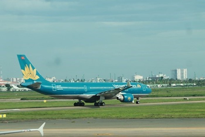 Máy bay Vietnam Airlines tại sân bay Tân Sơn Nhất - ảnh Hoàng Lực.