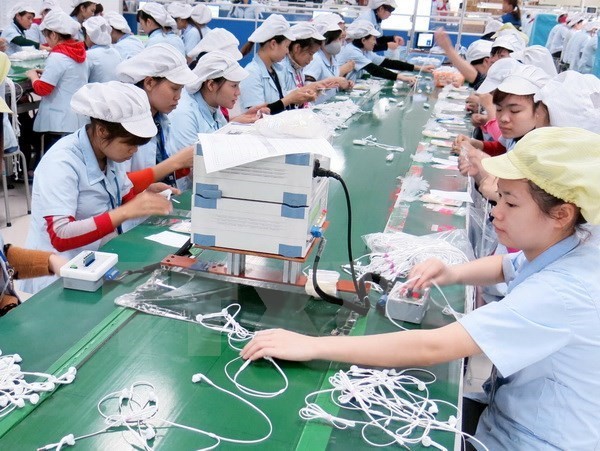 Dây chuyền sản xuất tai nghe cho điện thoại thông minh của Công ty TNHH Glonics Việt Nam với 100% vốn FDI Hàn Quốc. (Ảnh: Hoàng Nguyên/TTXVN).