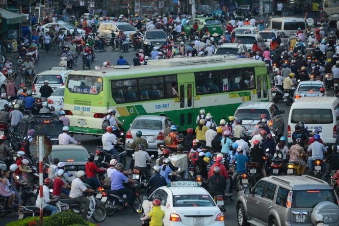 Ý thức của người tham gia giao thông kém dẫn đến ùn tắc - ảnh nguồn Báo Tuổi Trẻ.