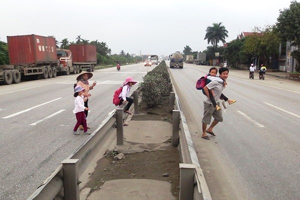 Ngang nhiên băng qua giải phân cách để sang đường của nhiều người dân thể hiện hành vi thiếu văn hóa giao thông, tiềm ẩn nguy cơ tai nạn gia thông - ảnh Ủy ban An toàn Giao thông quốc gia.