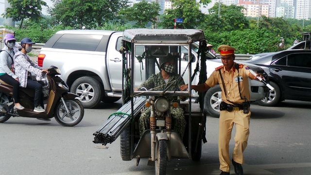 Xe tự chế chở hàng cồng kềnh gây nguy hiểm trên đường.